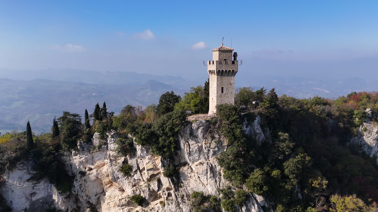 captura de un dron de la fortaleza de guaita con vistas a las colinas y valles de san marino.