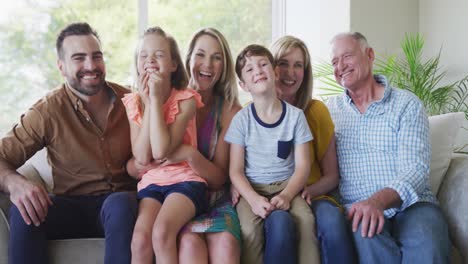 retrato de seis miembros de una familia caucásica de varias generaciones que pasan tiempo juntos en casa