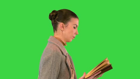 mujer caminando y leyendo un libro en una pantalla verde, clave de croma