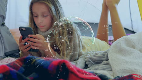 animatie van de wereld van verbindingen over vrouw met behulp van smartphone
