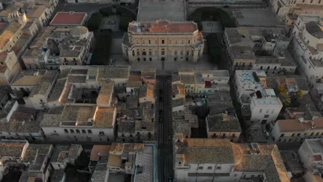 Enthüllen-Sie-Eine-Aufnahme-Der-Noto-barocken-Altstadt-Auf-Der-Insel-Sizilien,-Aus-Der-Luft