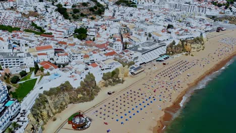 Drohnenaufnahme,-Die-Wieder-über-Den-Strand-In-Albufeira-Schwenkt