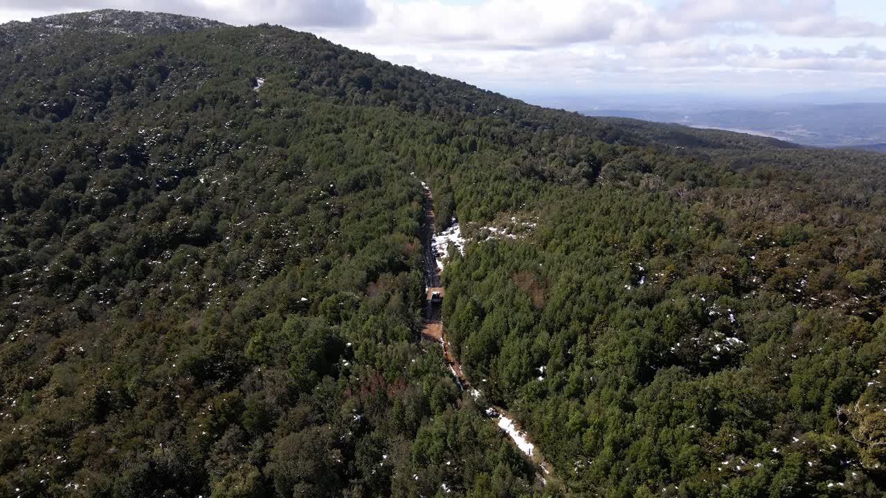 칠레 oncol 공원에서 눈으로 덮인 비포장 도로의 조감도