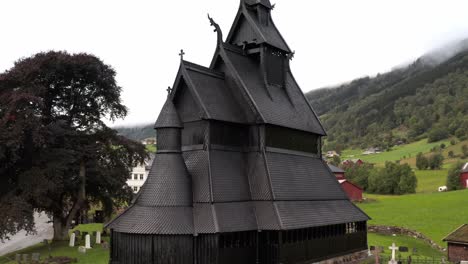 exterior de la iglesia y el cementerio de madera negra de hopperstad, noruega