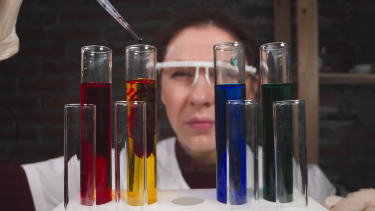 asistente de laboratorio concentrado gotea sangre en un tubo en el hospital