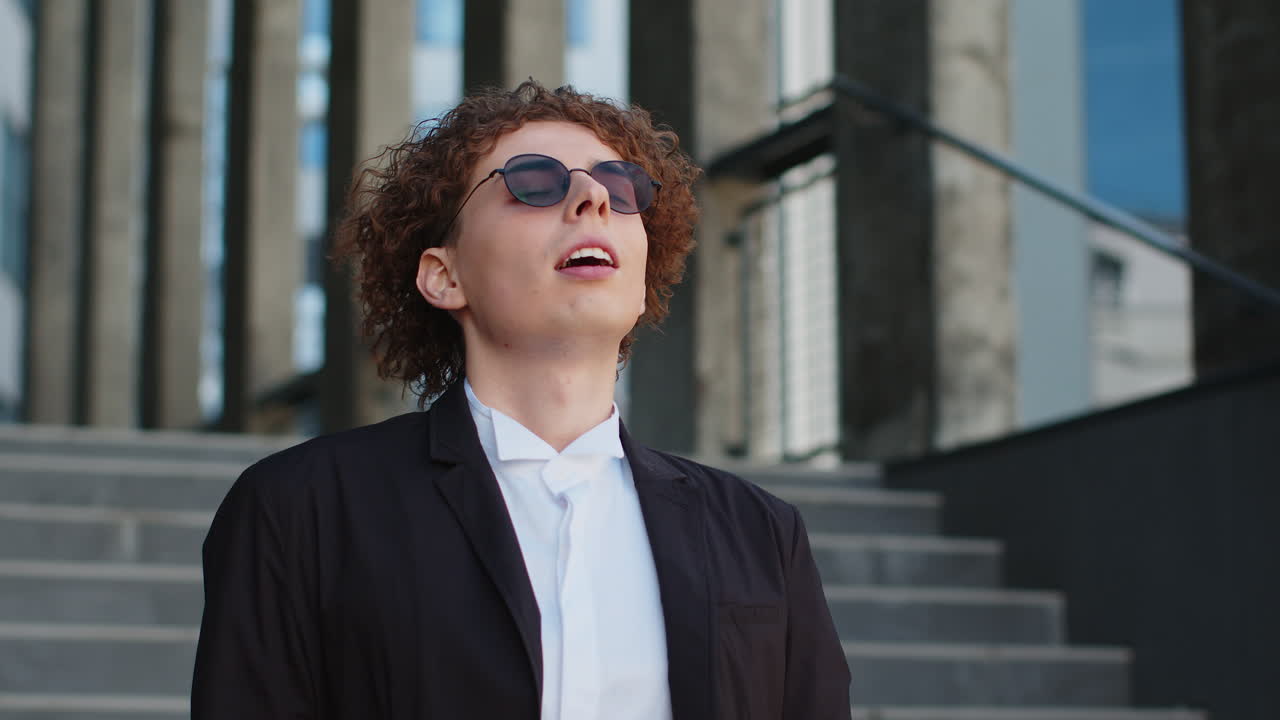 백인 사업가, 신선한 공기를 깊이 들이마시며, 휴식을 취하고, 명상하고