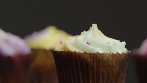 Nahaufnahme-Von-Cupcakes,-Die-Um-Einen-Zentralen-Rotierenden-Cupcake-Kreisen