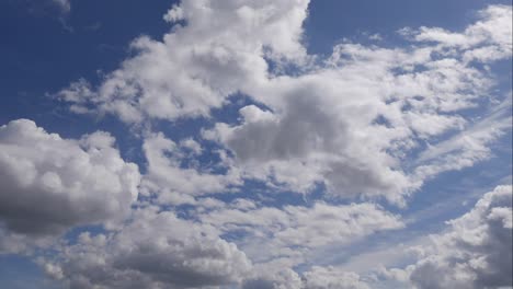cielo azul nubes blancas. nubes puffy fluffy blancas. nube cúmulo scape lapso de tiempo. verano cielo azul lapso de tempo. dramático majestuoso increíble cielo azul. nubes blancos suaves se forman. nubes fondo lapso de time