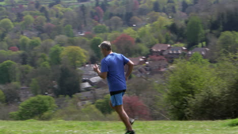 Reifer-Mann-Beim-Joggen-Auf-Dem-Land,-Aufgenommen-Auf-R3D