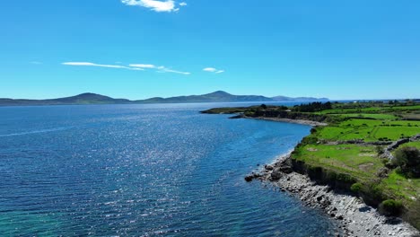 Drone-Volando-A-Lo-Largo-De-La-Costa-De-Sheep&#39;s-Head-West-Cork-Irlanda-En-El-Camino-Atlántico-Salvaje-En-Una-Tarde-Soleada