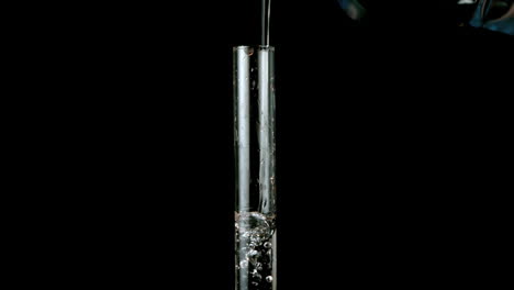agua que se vierte en el tubo de ensayo
