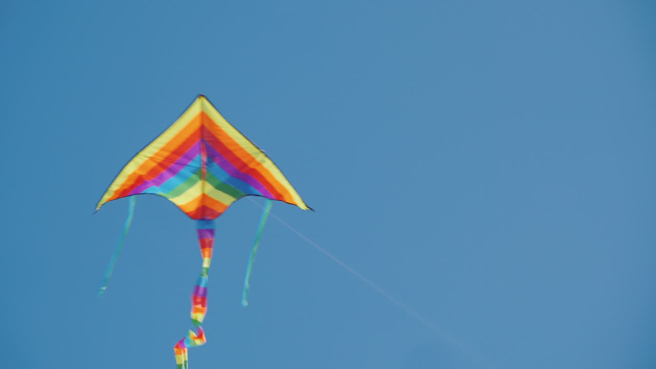 fuertes vientos tiran de la cuerda de la cometa