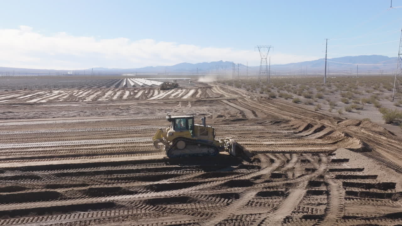 사막에서 새로운 태양 패널 사이트를 준비하는 불도저, 공중