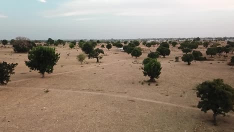 fotografía aérea de la zona rural del norte de ghana, durante una severa sequía
