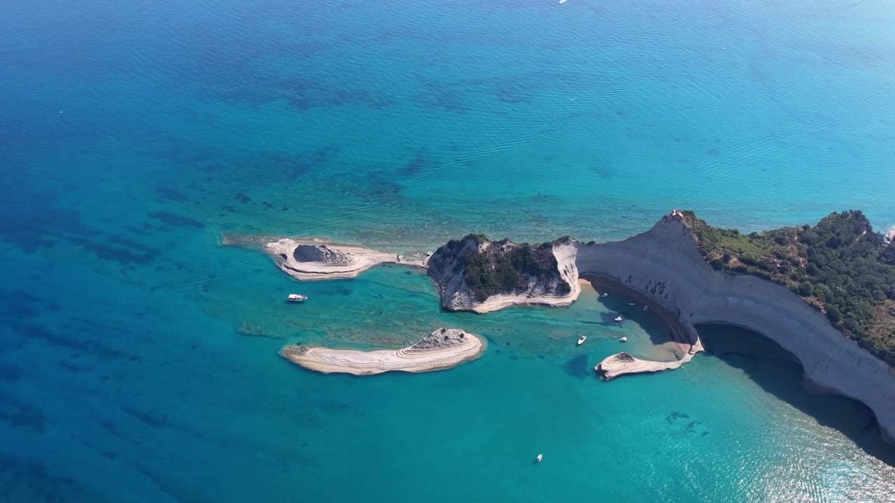Vista aerea delle scogliere bianche e delle acque turchesi di Capo Drastis a Corfù, Grecia