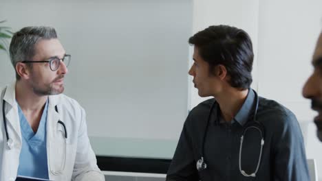 los médicos se sientan a hablar en una reunión 4k