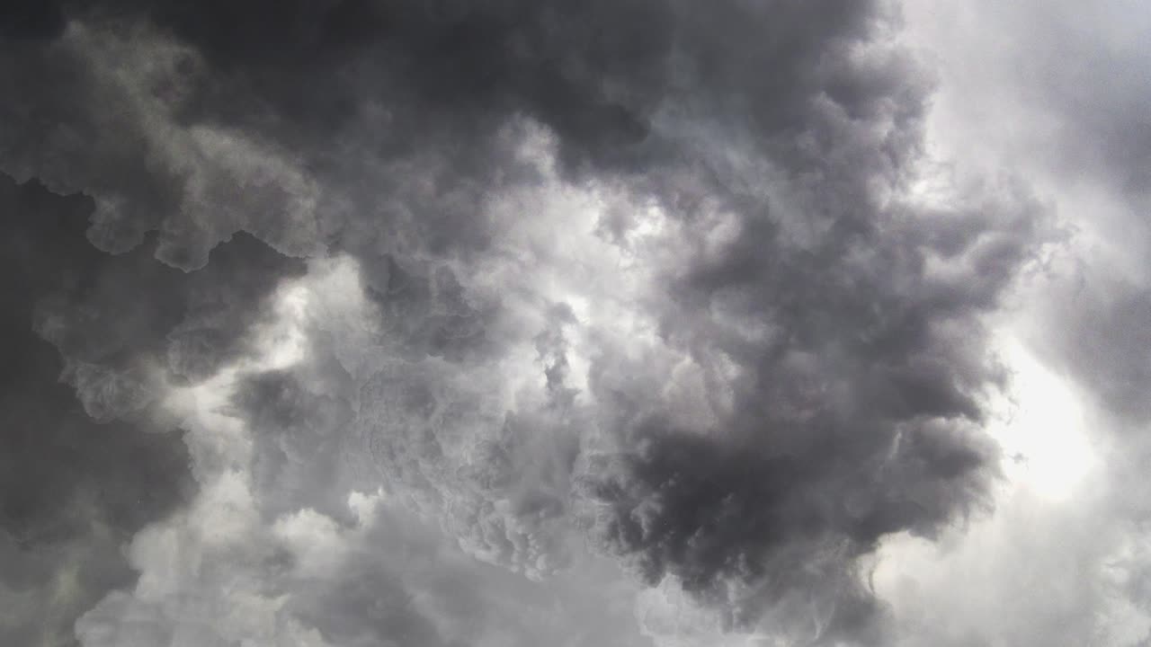 어두운 하늘에 번개 폭풍의 보기