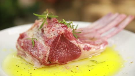 chuletas de cordero marinadas listas para cocinar