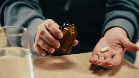 persona que toma pastillas