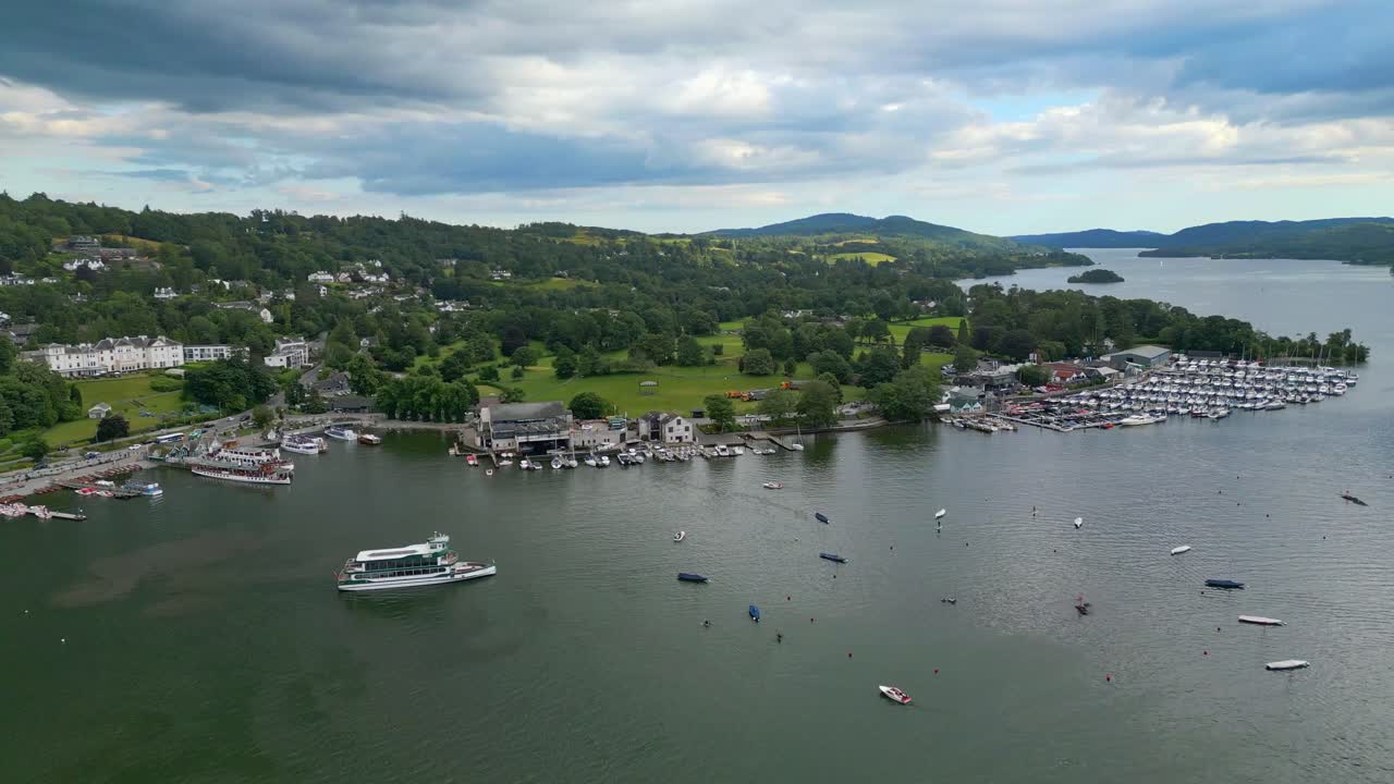 Pemandangan udara sinematik kota wisata ramai Bowness-on-Windermere