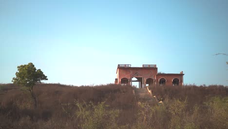 Ein-Verlassenes-Bahnhofsgebäude-Aus-Der-Britischen-Kolonialzeit-In-Einem-Dorf-In-Indien