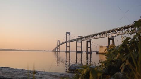 Sonnenaufgang-An-Der-Newport-Bridge-In-Rhode-Island-Zur-Goldenen-Stunde-In-Der-Nähe-Des-Ozeanwassers-Im-Sommer