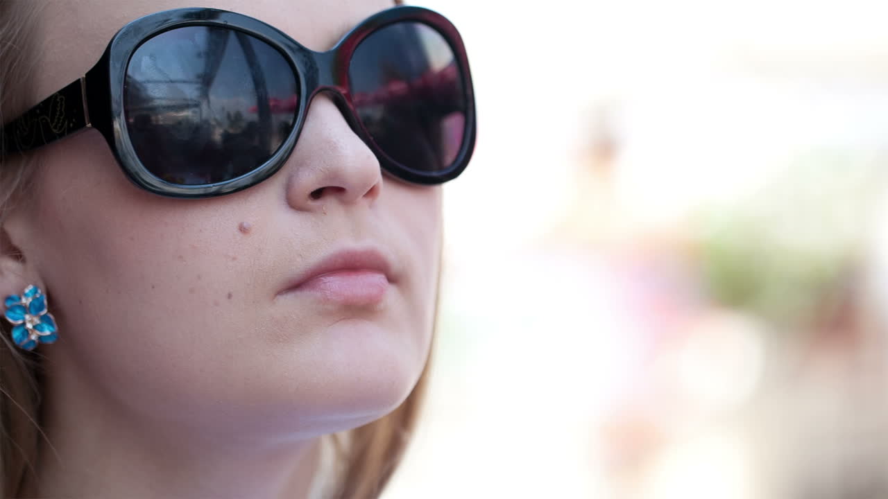 커피를 마시는 젊은 여자