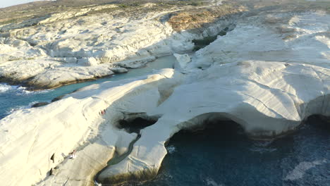 Glatte-Filmische-Luftdrohnenaufnahmen-Vom-Sarakiniko-Strand-Auf-Der-Insel-Milos,-Griechenland-Bei-Sonnenuntergang-In-4k