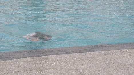 Hübsches-Mädchen-Im-Rosafarbenen-Badeanzug-Am-Rand-Des-Hotelpools-In-Zeitlupe