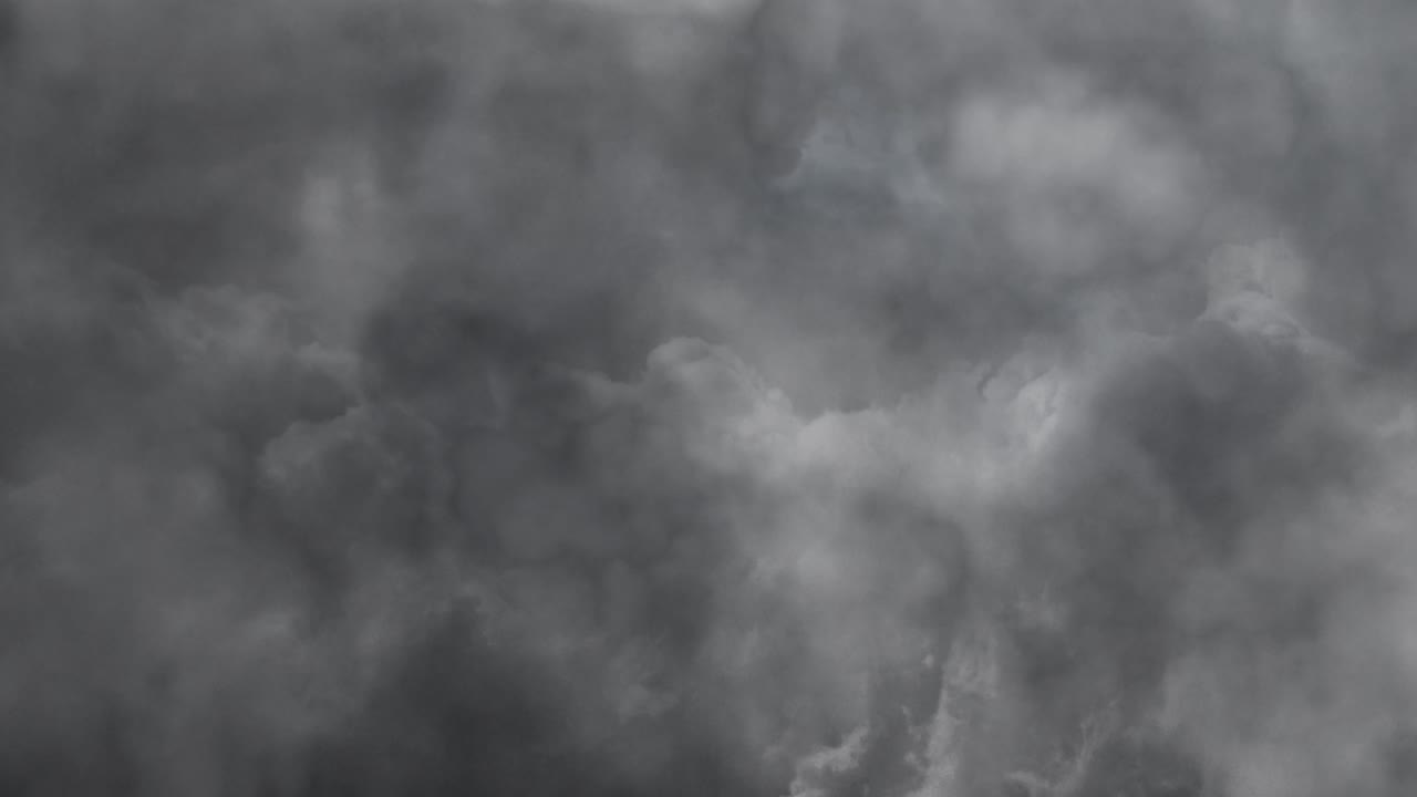 어두운 구름 속의 천둥의 형성과 진화