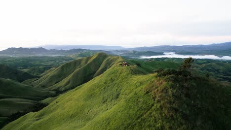 un dron de 4k filmado en una famosa colina en bohol llamada alicia panoramic park