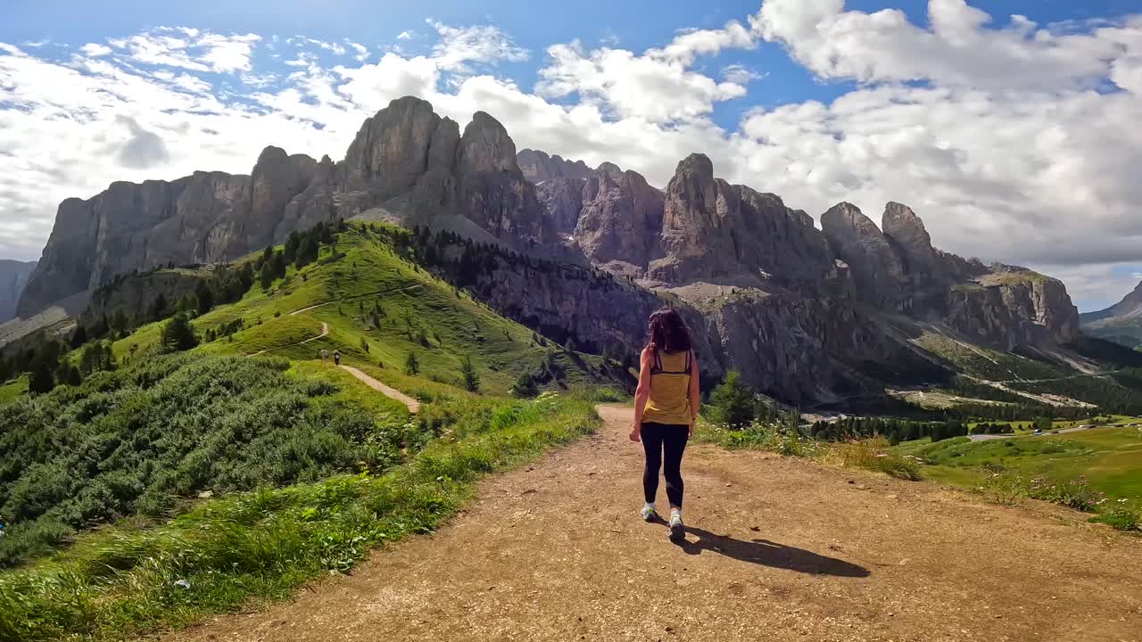 Turysta idący ścieżką w przełęczy Gardena w górach Dolomitów