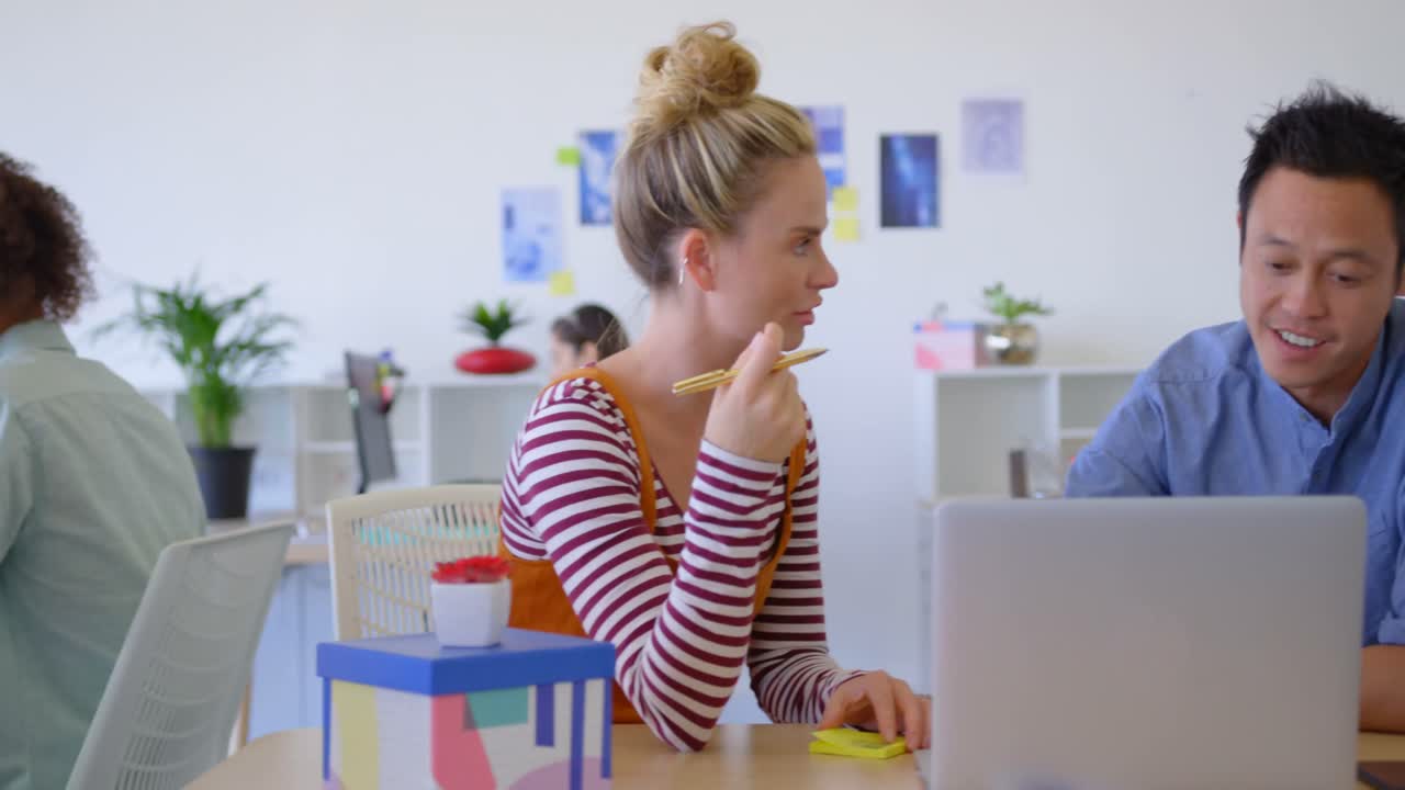jóvenes ejecutivos de negocios multiétnicos trabajando en una computadora portátil en la oficina 4k