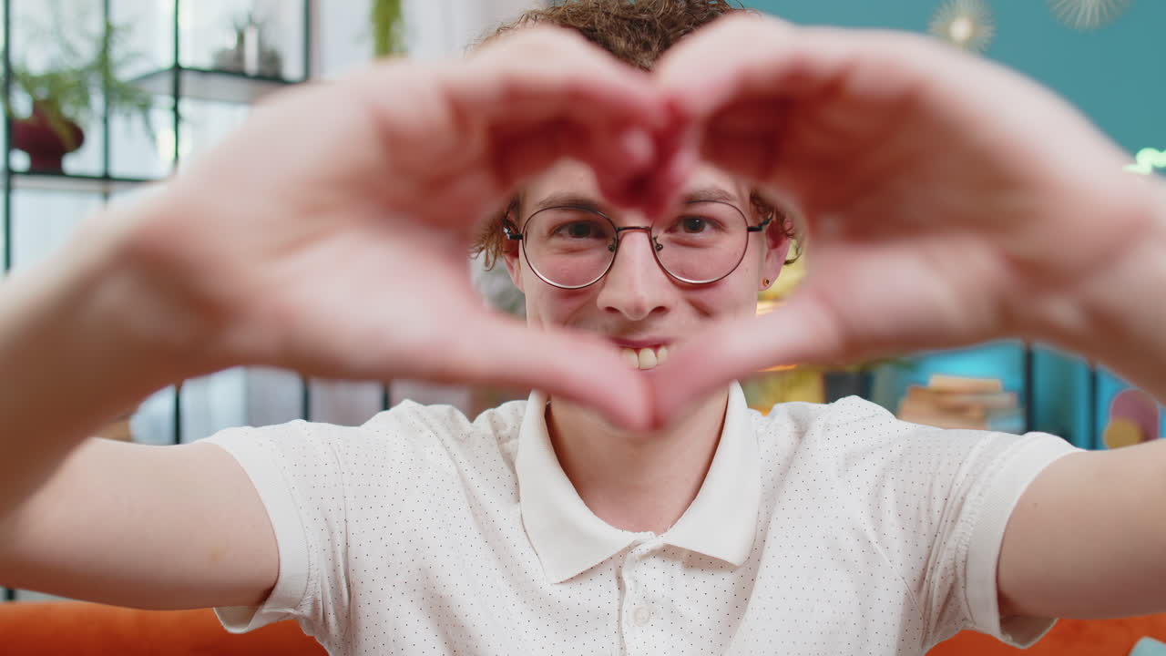 손 으로 심장 모양 을 만드는 사람