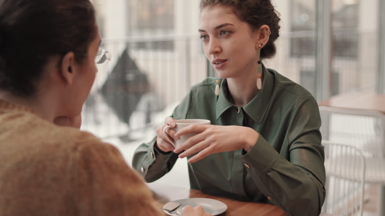 una mujer se reúne con su novio en una cafetería.