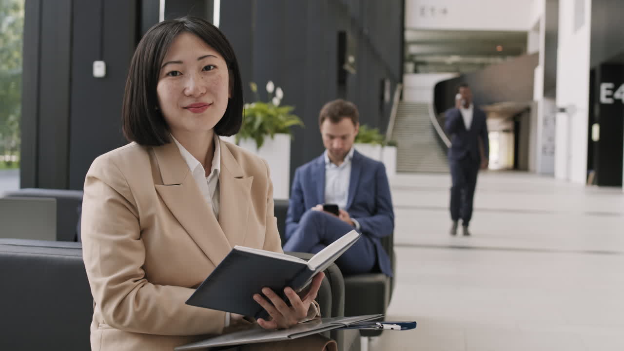 mujer de negocios asiática haciendo papeleo en un espacio de trabajo