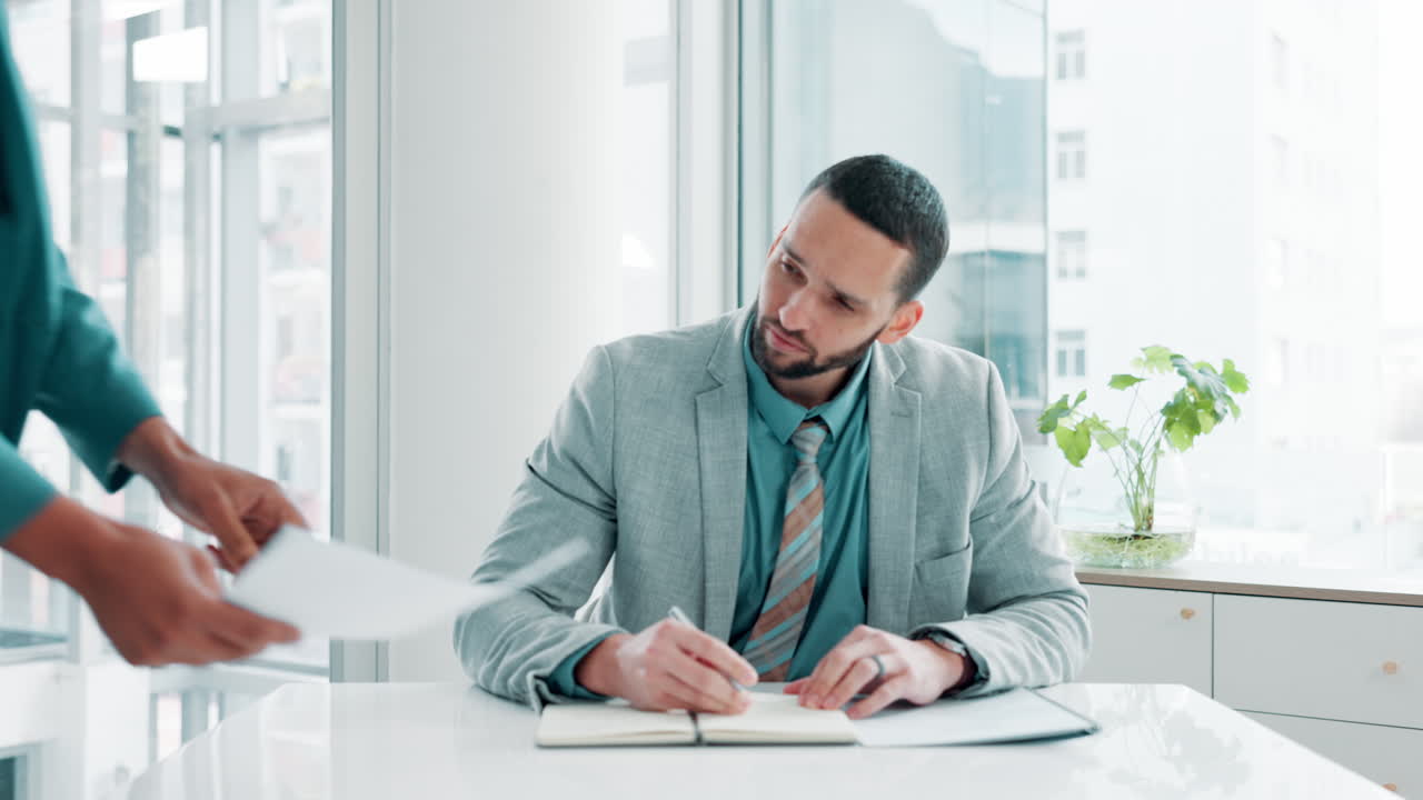 Riunione di lavoro con dipendenti stressati in ufficio