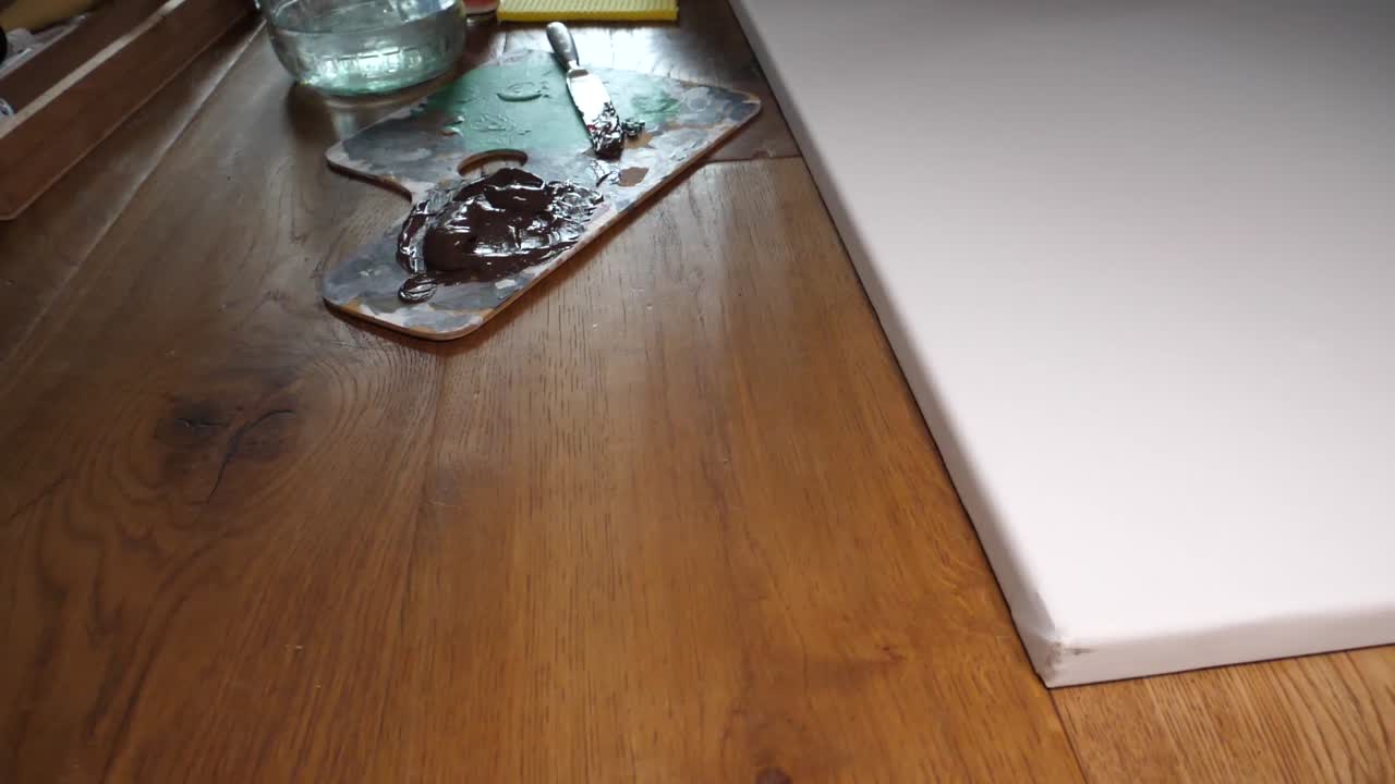 빈 캔버스의 첫 번째 브러시 획으로 슬라이드 샷, 기본 색상, 아크릴로 페인팅