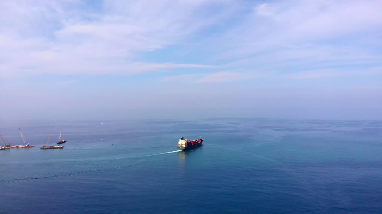 바다에서 화물 선박