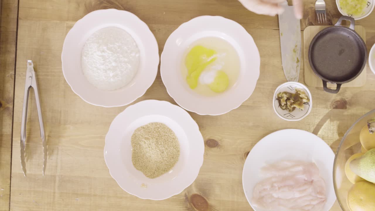 계란에 소금을 뿌린 다음 흰 접시에 저어 요리하고, 위에서 본 정적인