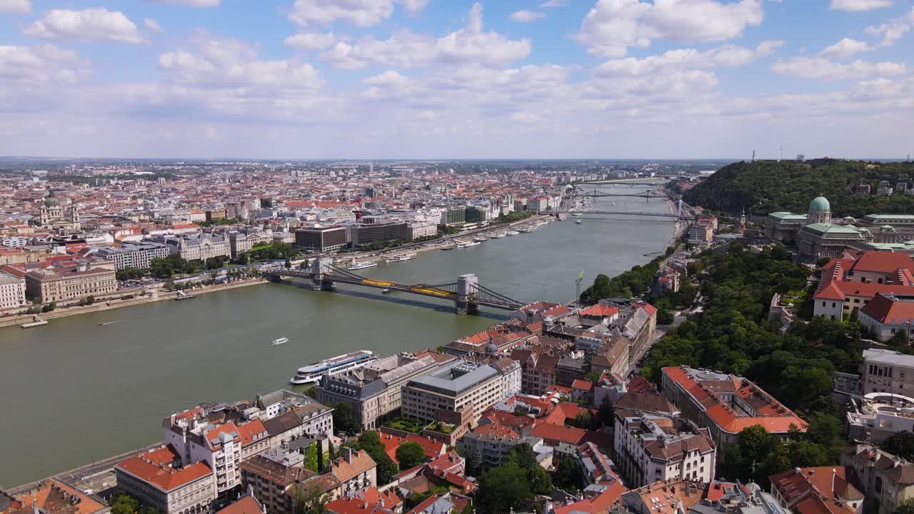 Vista aerea del Ponte delle Catene Szechenyi che attraversa il fiume Danubio tra Pest e Buda, panorama aereo di Budapest