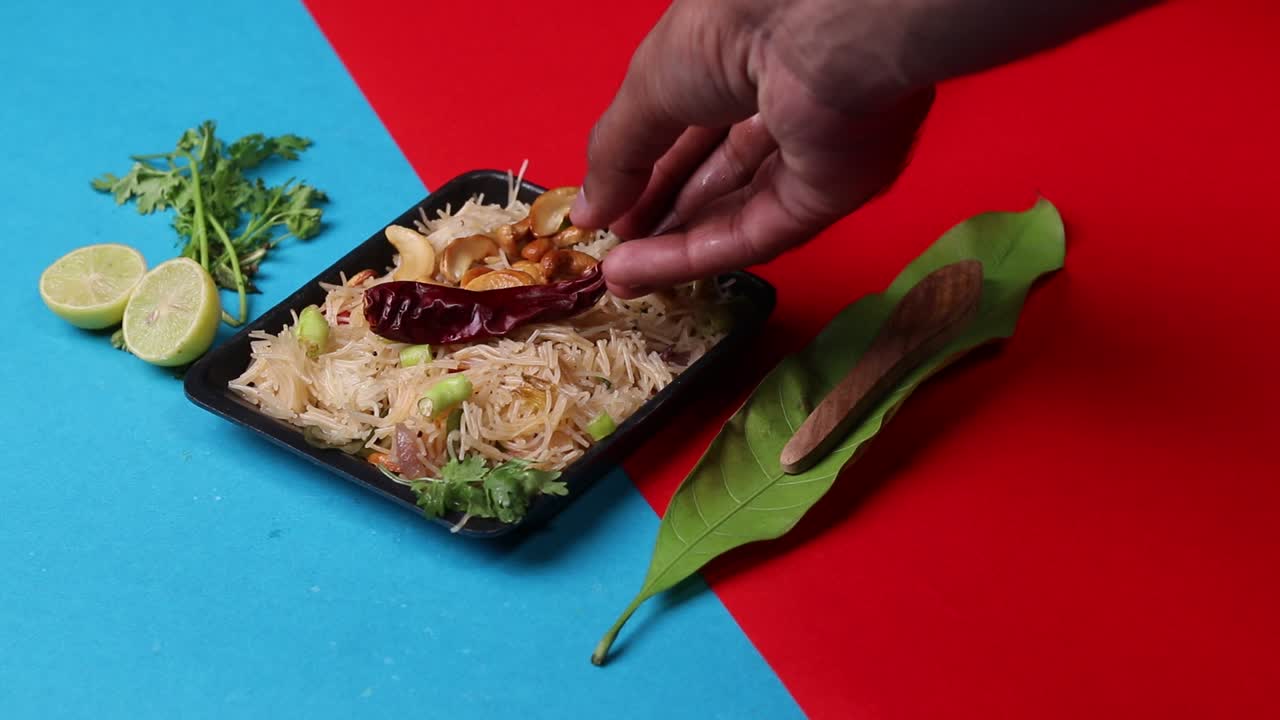 comida vegetariana india llamada semiya upma preparada a partir de fideos