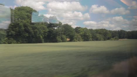 Blick-Auf-Die-Landschaft-An-Einem-Sonnigen-Sommertag-Vom-Zugfenster