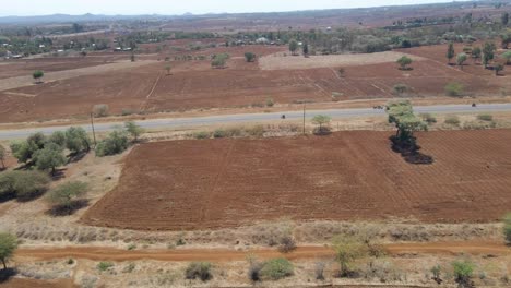 vista de ángulo alto de motocicletas y tráfico conduciendo por carretera en kenia rural