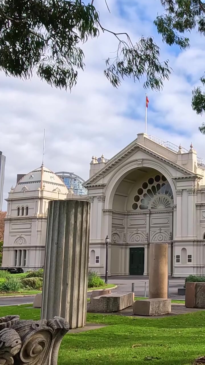 Vista panorâmica de edifício histórico e jardins.