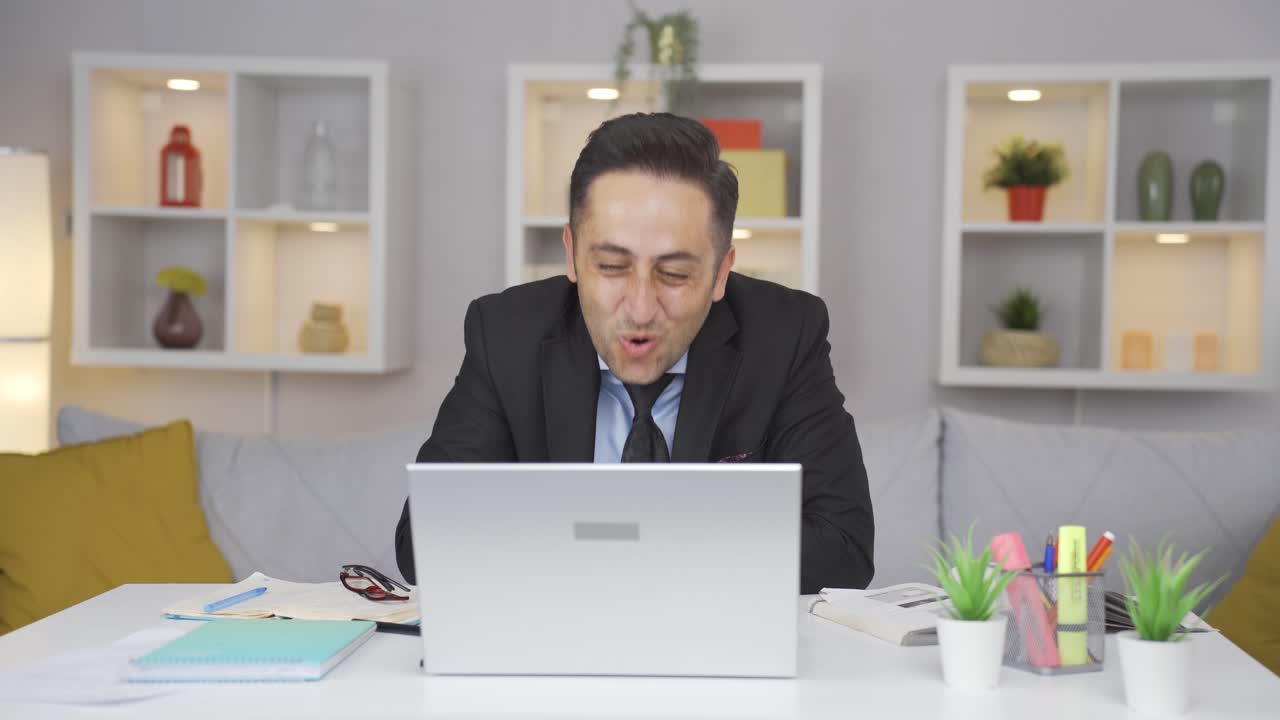 홈 오피스 워커, 노트북으로 일하는 재미있는 남자, 그것을 사용하는.