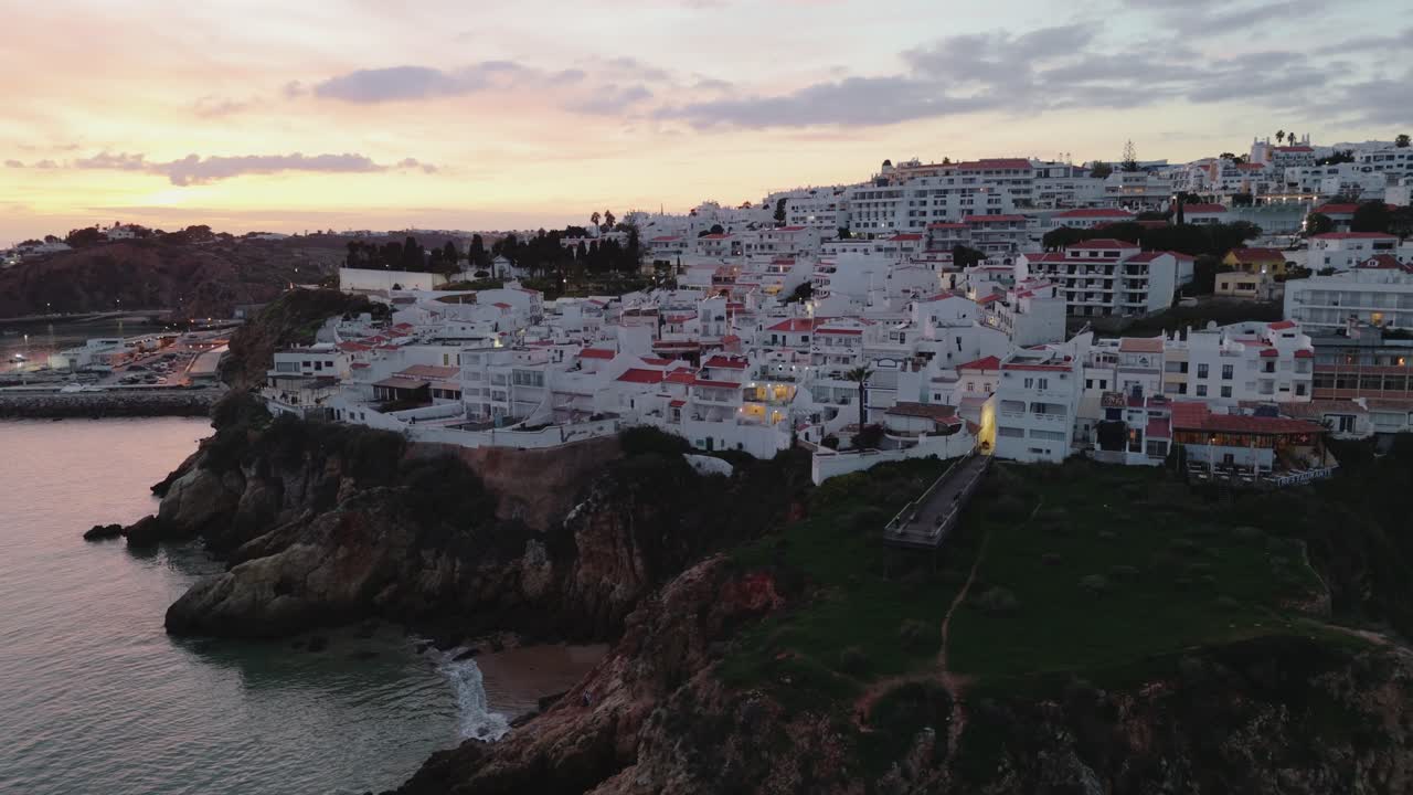 Panoramisk luftfoto af en kystby ved solnedgang i Portugal