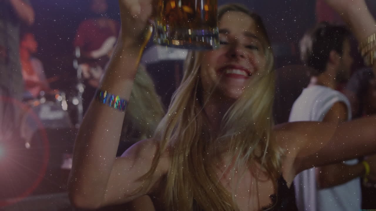 Femme dansant et tenant une chope de bière en boîte de nuit, avec des bulles de bière animées stimulant le marketing du bar
