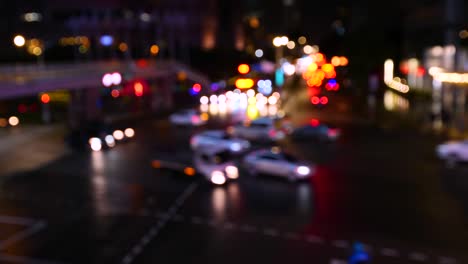 4k video bokeh tráfico de coches en la intersección en la noche