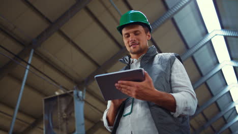 trabajador de la agroindustria que utiliza una tableta en el cobertizo. ingeniero de producción láctea